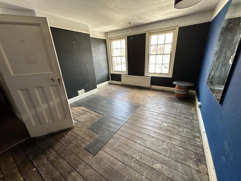 The Phoenix nightclub in High Wycombe is for sale for just £1, offering a bar, stage and 3am license, but the new owner must take on a £42,000 annual lease.