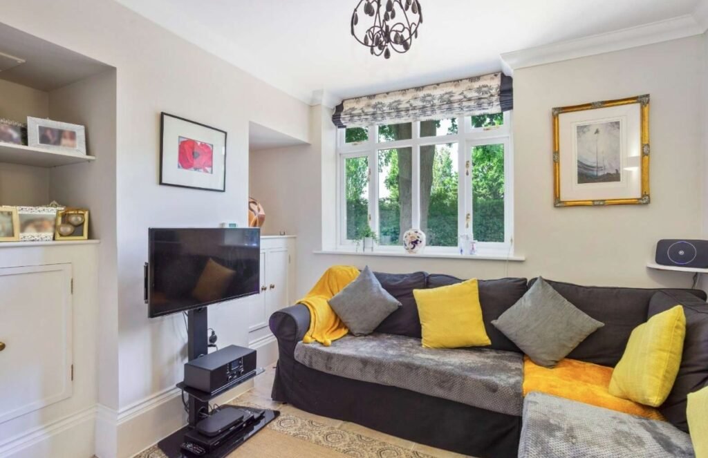 Four bedroom home in Sir Isaac Newton’s former school hits market at £675k in Grantham with period features, private gardens, double garage and historic charm.