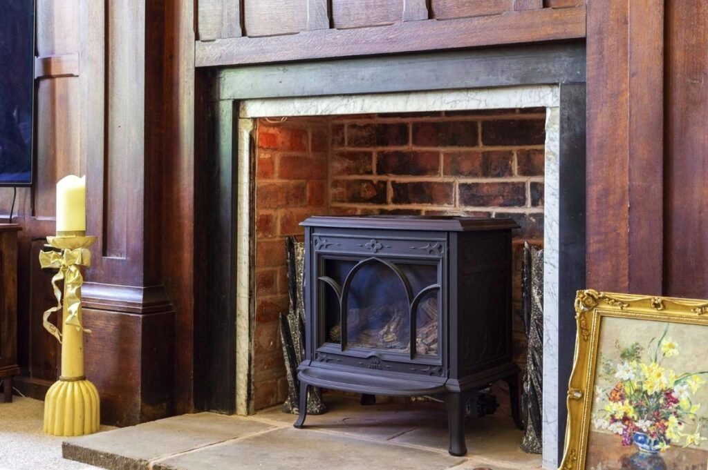 Four bedroom home in Sir Isaac Newton’s former school hits market at £675k in Grantham with period features, private gardens, double garage and historic charm.