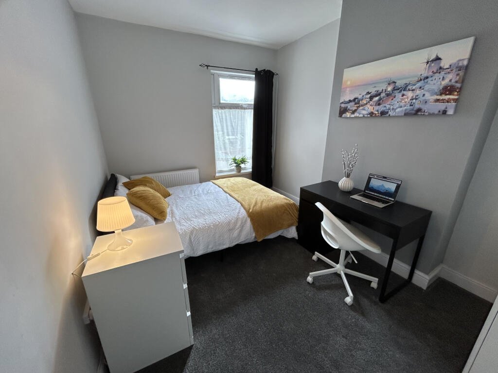 A room in a Cleethorpes house is being rented for just £2 a week with modern bathrooms, new kitchen, high speed internet and a great location for students or professionals.
