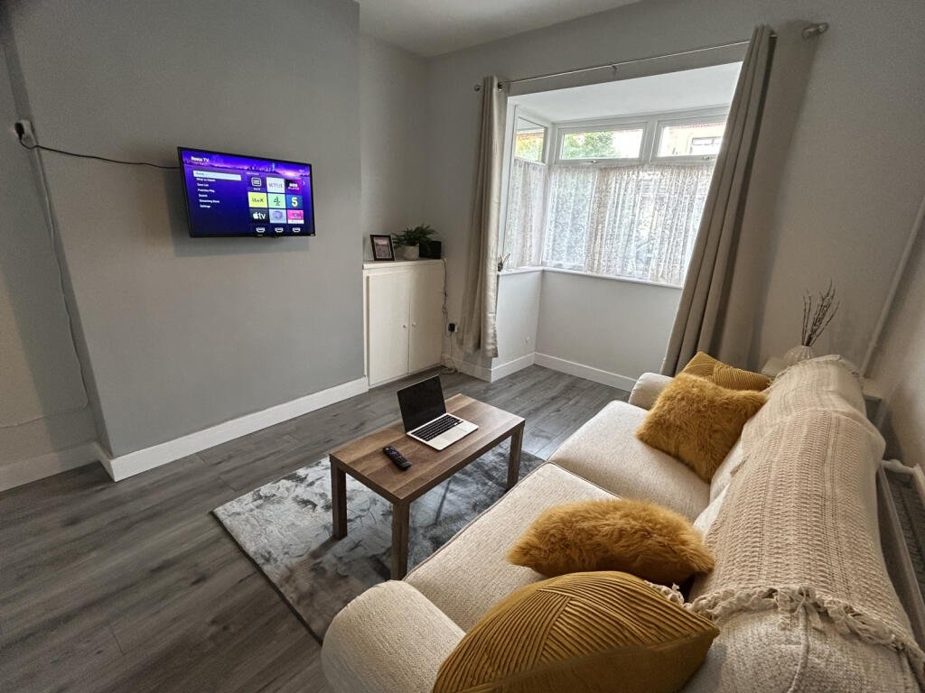 A room in a Cleethorpes house is being rented for just £2 a week with modern bathrooms, new kitchen, high speed internet and a great location for students or professionals.