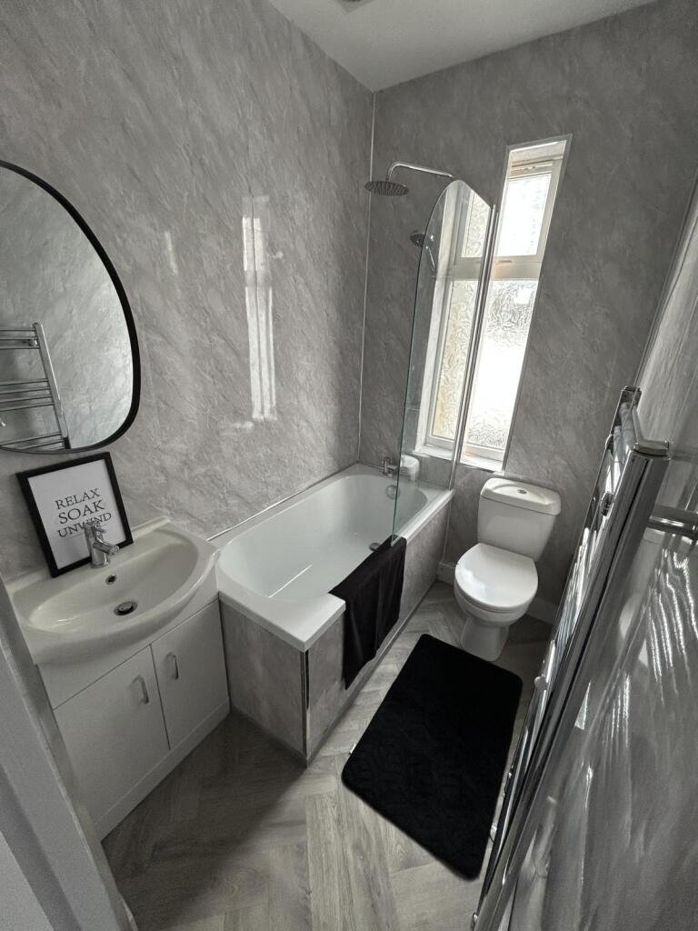 A room in a Cleethorpes house is being rented for just £2 a week with modern bathrooms, new kitchen, high speed internet and a great location for students or professionals.