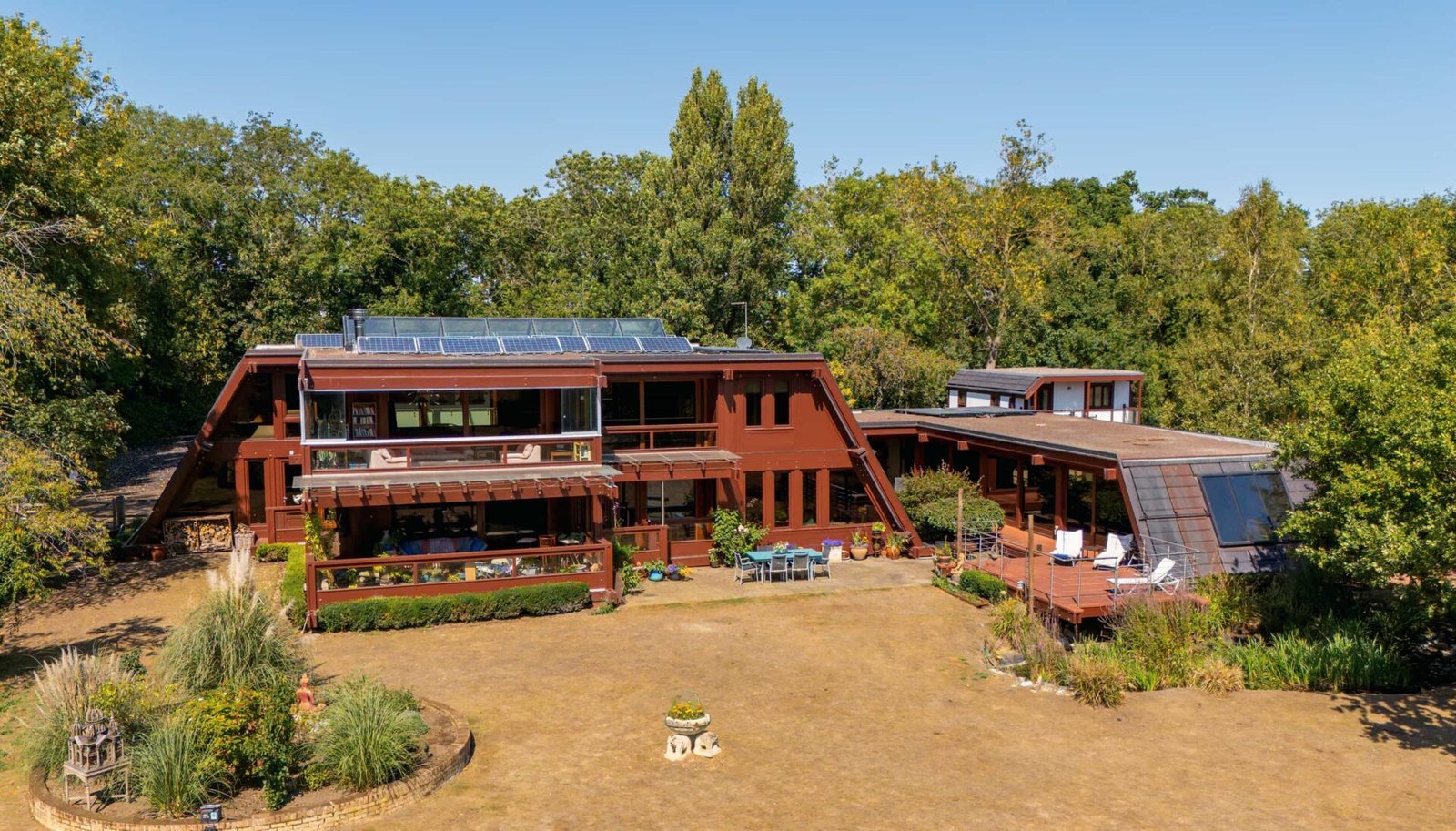 Stunning £2.5m Pagano-designed home hits the market with indoor pool, sauna, orchard and equestrian facilities set on 1.6 acres of landscaped gardens in Cambridge.