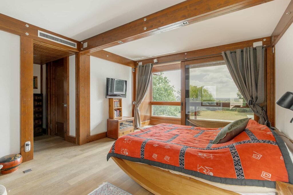 Stunning £2.5m Pagano-designed home hits the market with indoor pool, sauna, orchard and equestrian facilities set on 1.6 acres of landscaped gardens in Cambridge.
