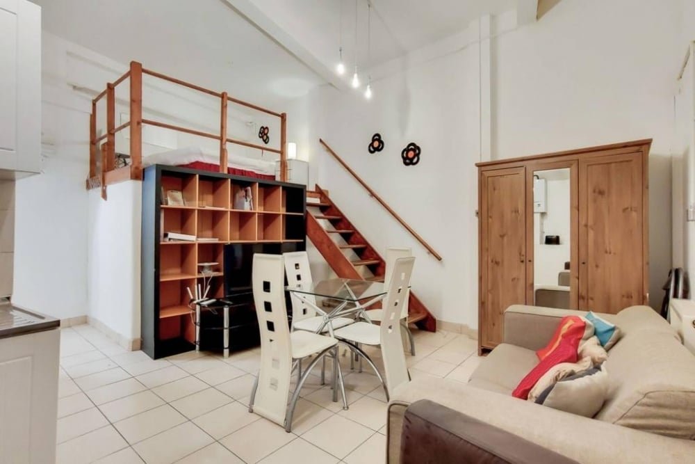Tiny £2,070 a month Farringdon studio flat shocks with bunk beds in the kitchen. The quirky bedsit fits three tenants and is located near tube stations and amenities.