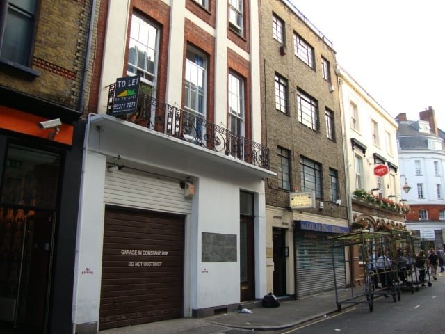 Tiny £2,070 a month Farringdon studio flat shocks with bunk beds in the kitchen. The quirky bedsit fits three tenants and is located near tube stations and amenities.