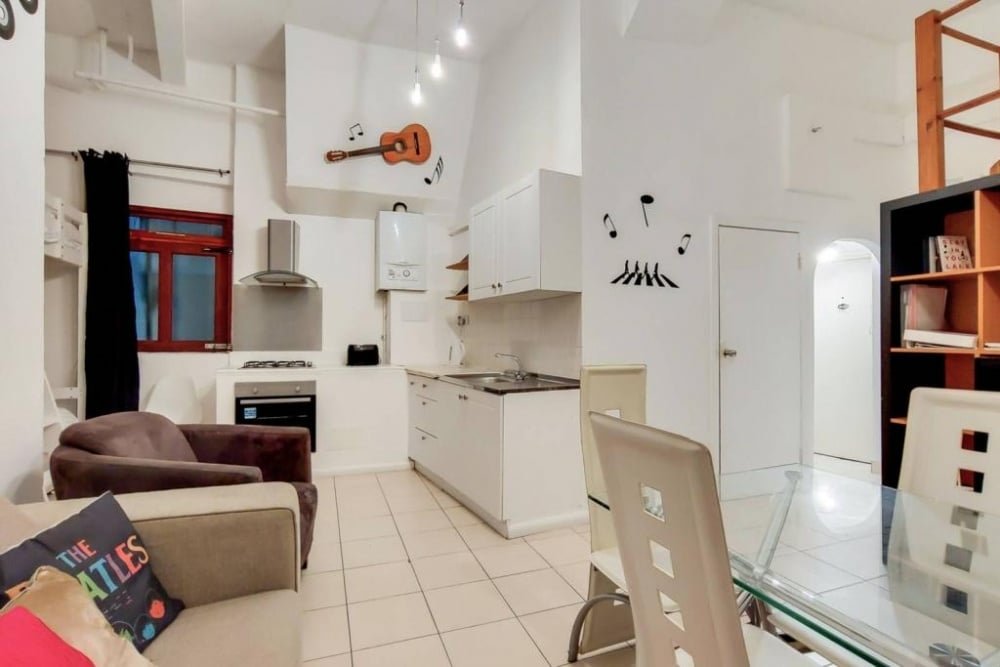 Tiny £2,070 a month Farringdon studio flat shocks with bunk beds in the kitchen. The quirky bedsit fits three tenants and is located near tube stations and amenities.