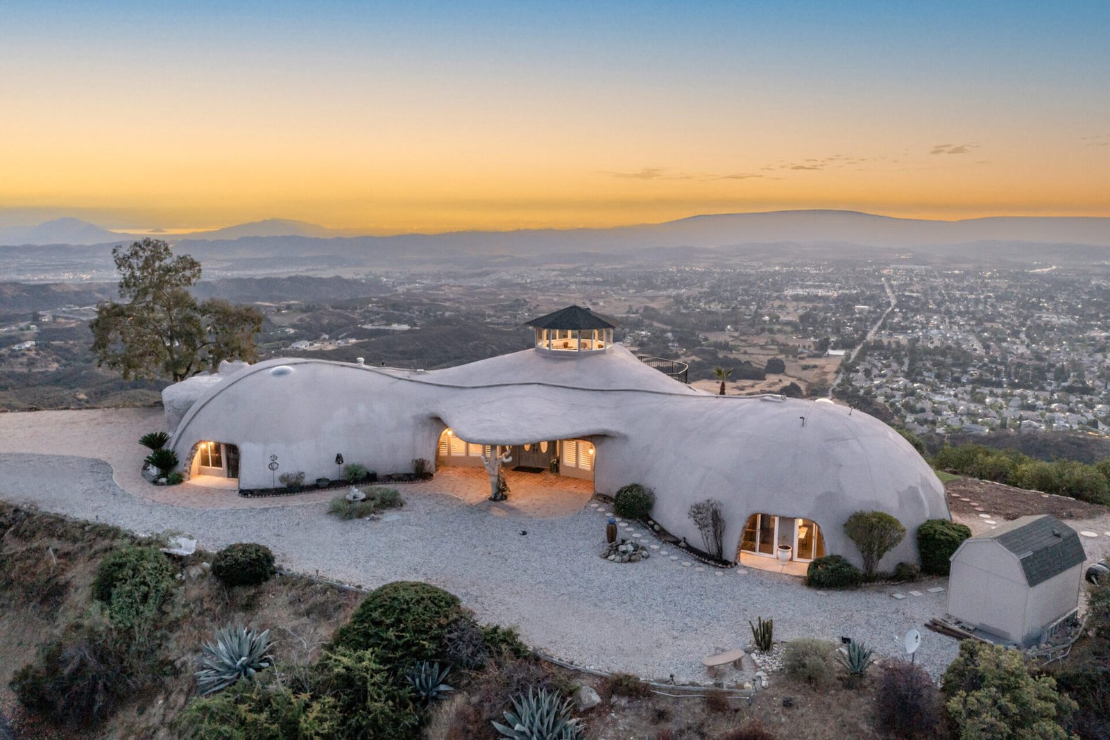 A $3 million California mountain home resembling The Flintstones’ Bedrock is up for sale, featuring domed architecture, a rock-carved pool, and breathtaking panoramic views.