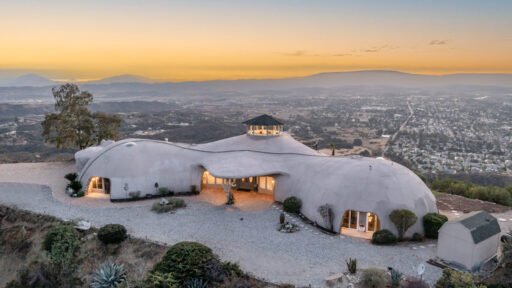 A $3 million California mountain home resembling The Flintstones’ Bedrock is up for sale, featuring domed architecture, a rock-carved pool, and breathtaking panoramic views.
