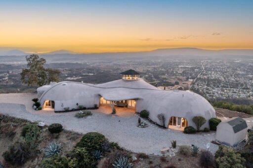 A $3 million California mountain home resembling The Flintstones’ Bedrock is up for sale, featuring domed architecture, a rock-carved pool, and breathtaking panoramic views.