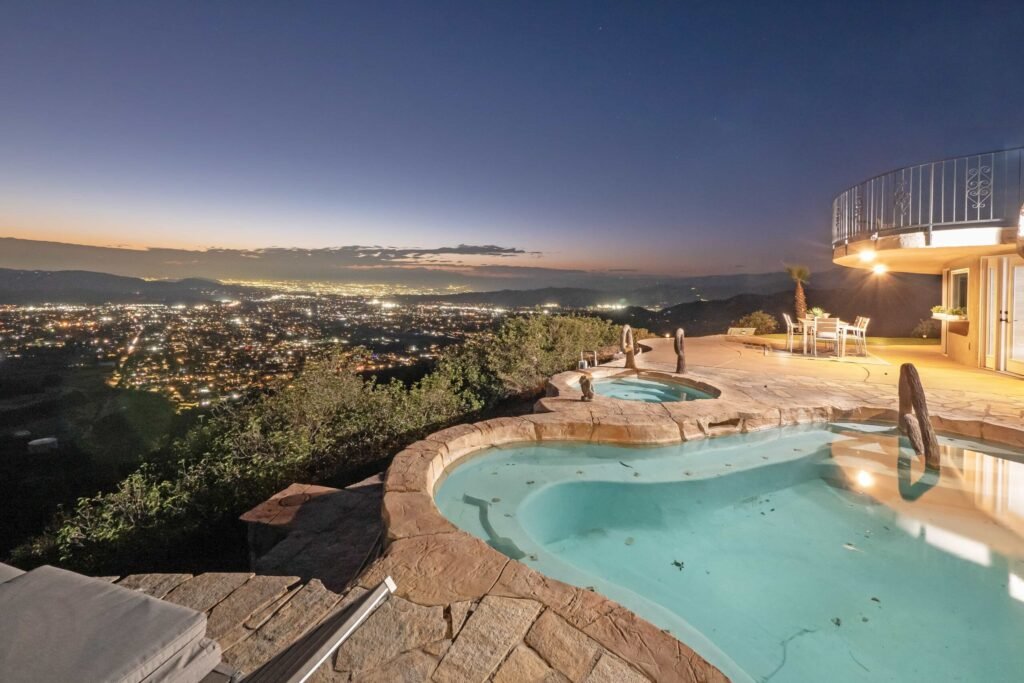 A $3 million California mountain home resembling The Flintstones’ Bedrock is up for sale, featuring domed architecture, a rock-carved pool, and breathtaking panoramic views.