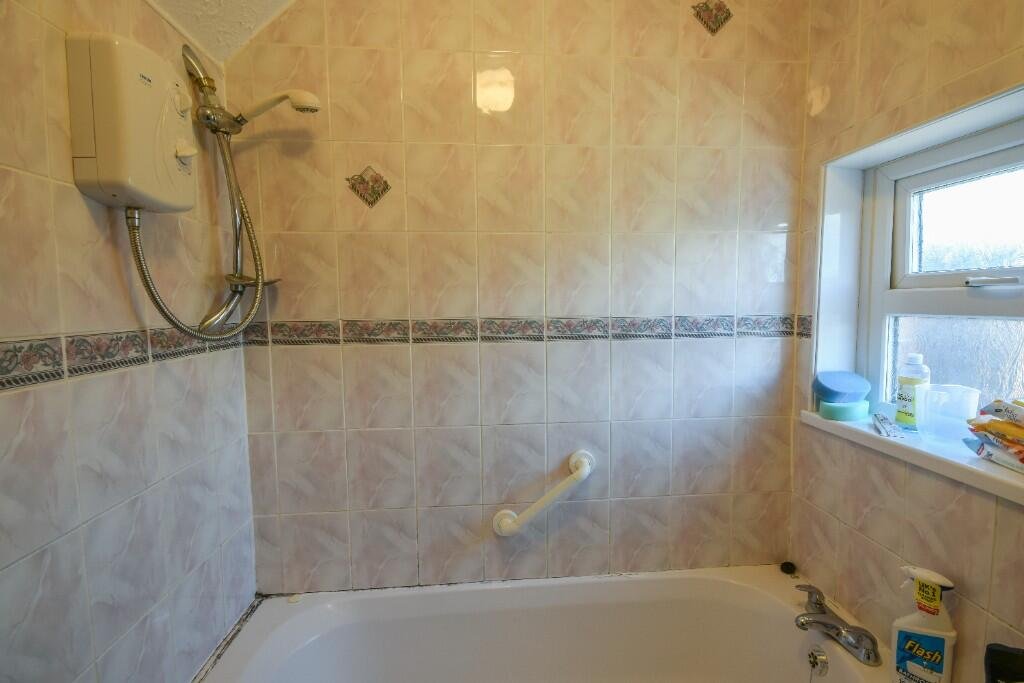 An ordinary terraced house in Washington hides a secret casino inside its living room, complete with slot machines, long-term tenants, and an annual income of £9,000.