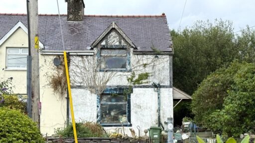 A three bedroom house in Nantlle, Eryri National Park is on sale for £45,000. Sold as seen, it needs full renovation with rubbish filled rooms but offers great potential.
