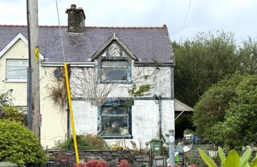 A three bedroom house in Nantlle, Eryri National Park is on sale for £45,000. Sold as seen, it needs full renovation with rubbish filled rooms but offers great potential.