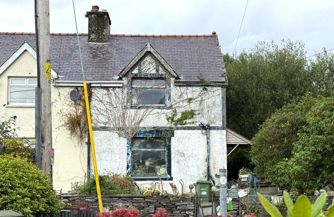 A three bedroom house in Nantlle, Eryri National Park is on sale for £45,000. Sold as seen, it needs full renovation with rubbish filled rooms but offers great potential.