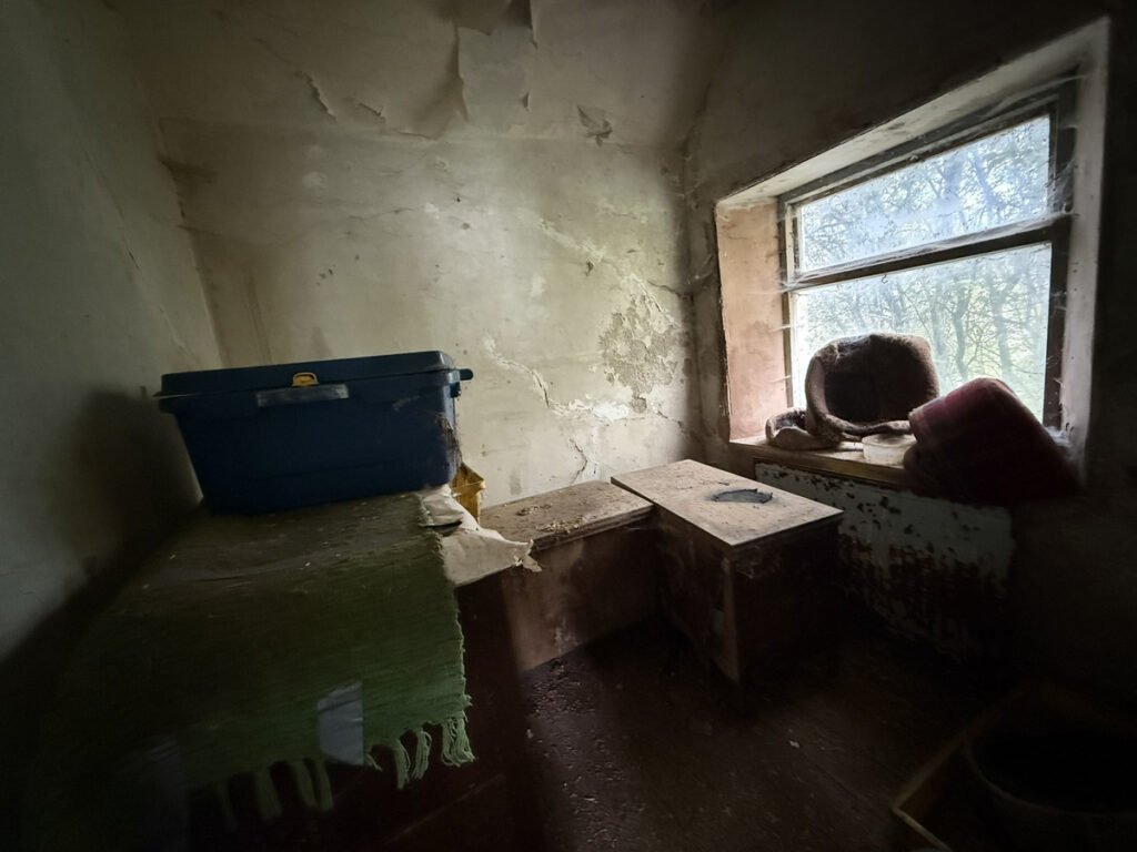 A three bedroom house in Nantlle, Eryri National Park is on sale for £45,000. Sold as seen, it needs full renovation with rubbish filled rooms but offers great potential.