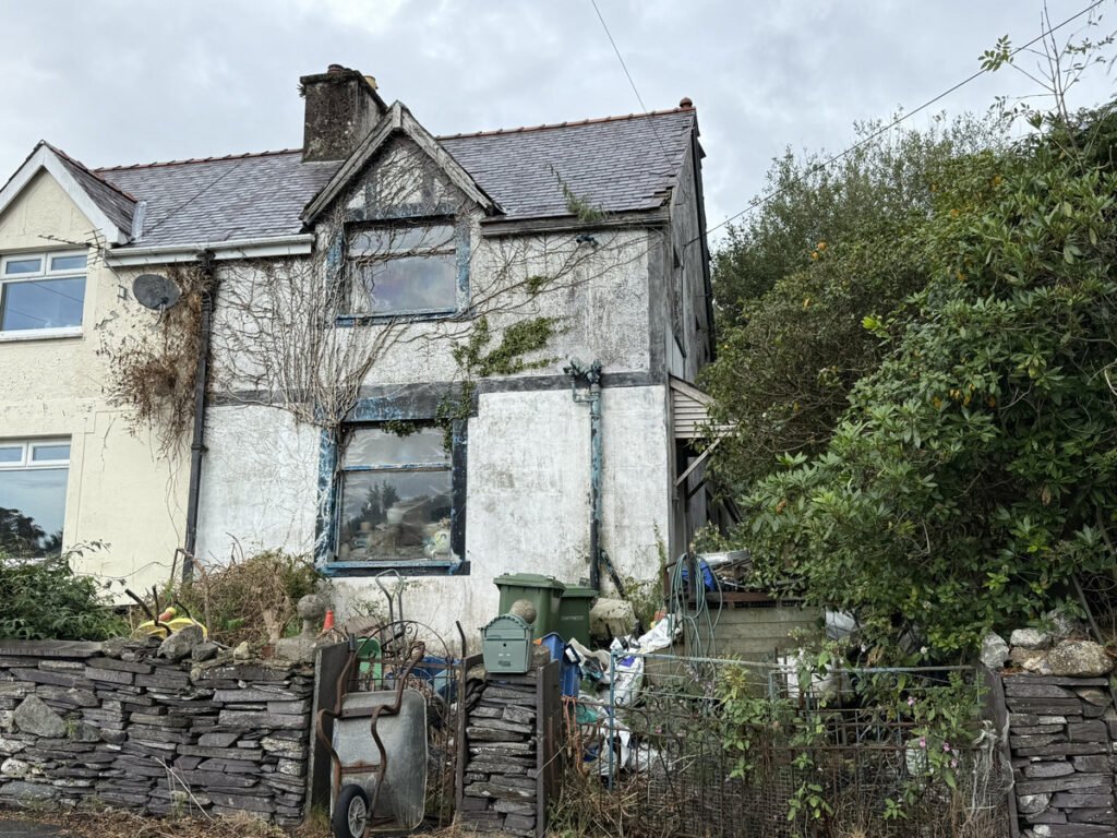 A three bedroom house in Nantlle, Eryri National Park is on sale for £45,000. Sold as seen, it needs full renovation with rubbish filled rooms but offers great potential.