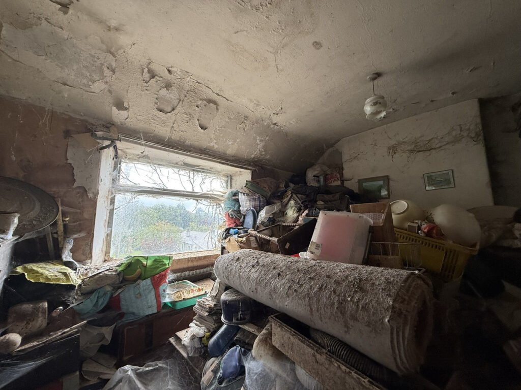 A three bedroom house in Nantlle, Eryri National Park is on sale for £45,000. Sold as seen, it needs full renovation with rubbish filled rooms but offers great potential.