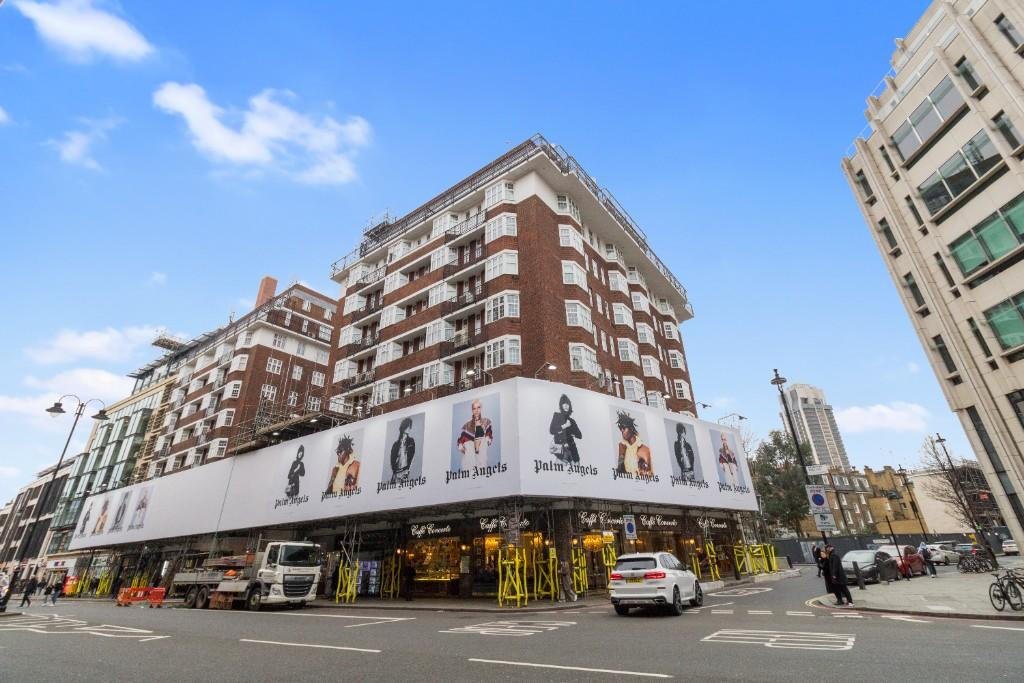 A shocked Lidl shopper found a live gecko inside a bag of rocket salad after the reptile survived a long refrigerated journey from Italy to Poland before discovery.