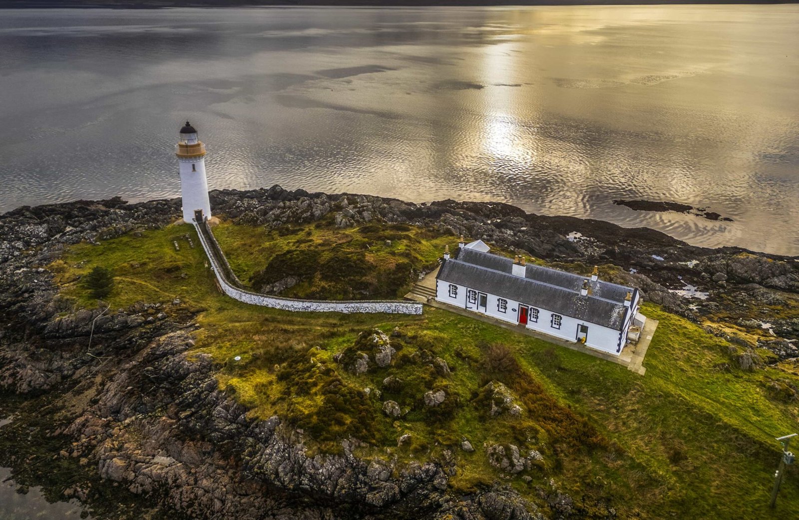 A private island in Scotland offers a three night Silent Night Experience for just £20, giving guests a peaceful off grid Christmas stay with nature, calm activities and coastal views.