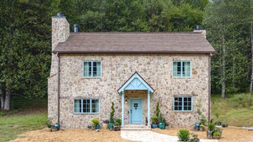 A real-life replica of Iris’s cottage from The Holiday is now open in Georgia’s Blue Ridge Mountains, offering a cozy, movie-inspired escape just in time for Christmas.