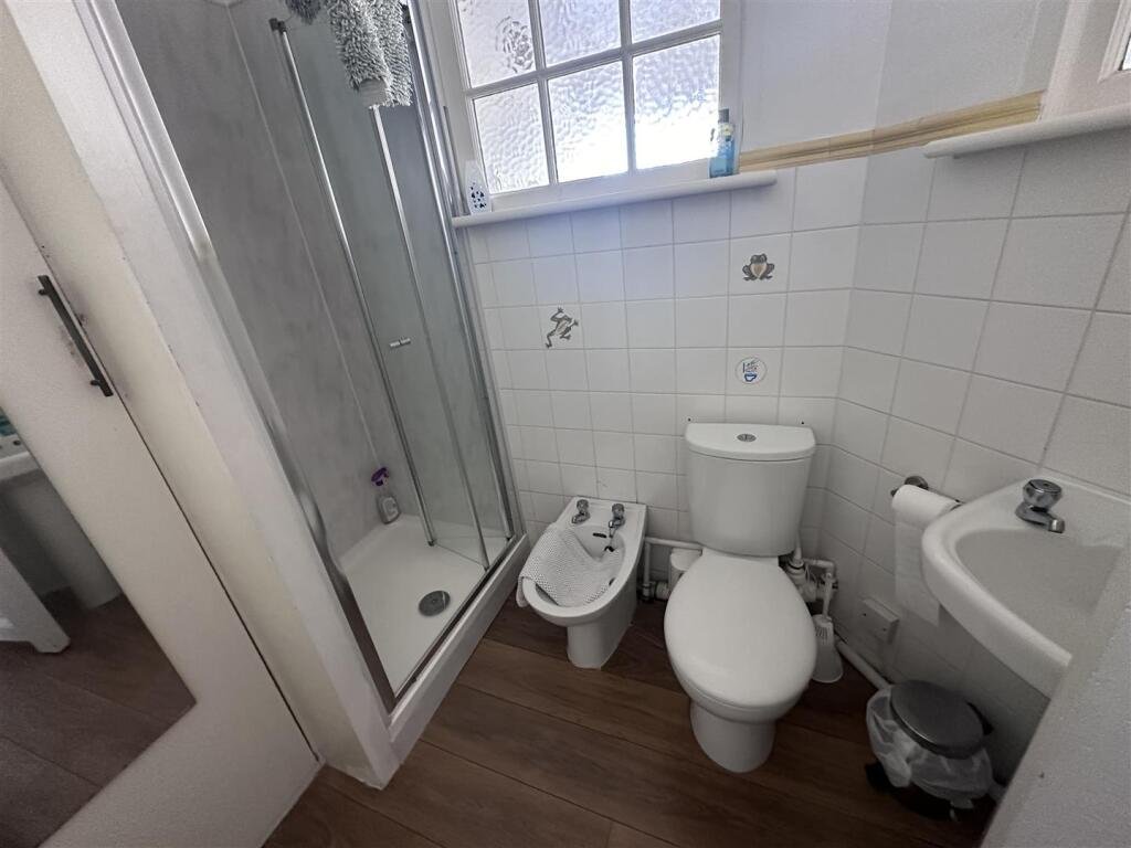 A £1,200-a-month seaside flat with a sink beside the bed has gone viral, leaving renters baffled by the quirky layout, high deposit, and income requirements.