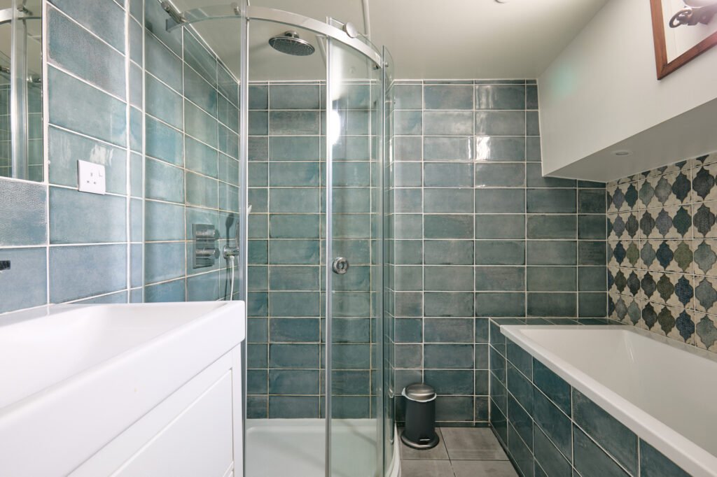 Channel 4 My Floating Home barge from 1865 goes on sale for £1.25m, offering three storeys, luxury interiors and Thames views at Wandsworth Pier. Featured on Channel 4 TV.