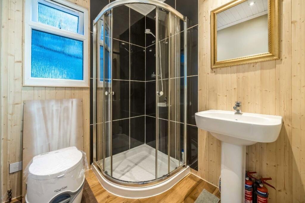 Quirky floating caravan turned houseboat hits the Thames market for £99,950, offering one bedroom, log burner, roof seating and full-time riverside living