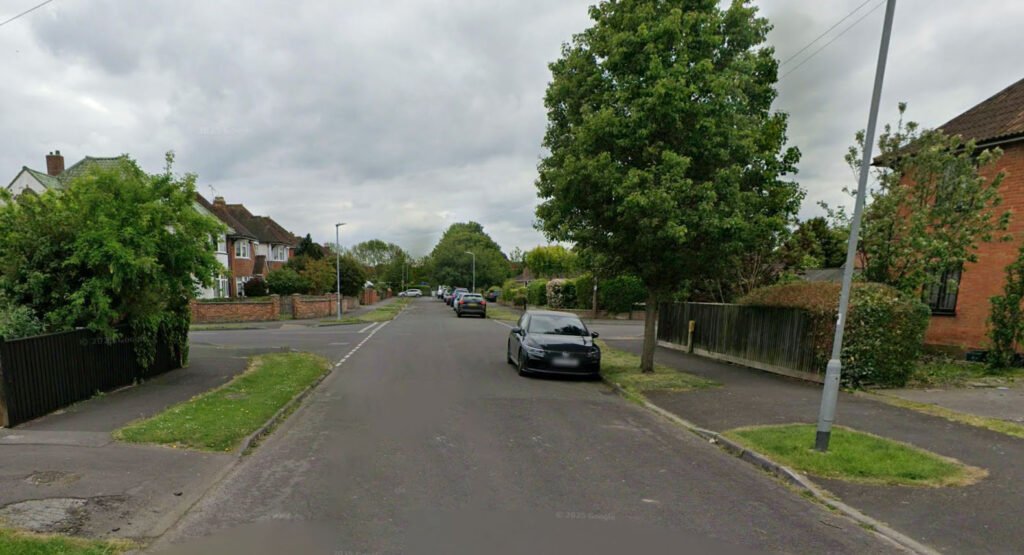 Tiny studio flat squeezed beside a homeowner’s front door hits the rental market for £675 a month, with all bills included and one parking space despite its porch like size