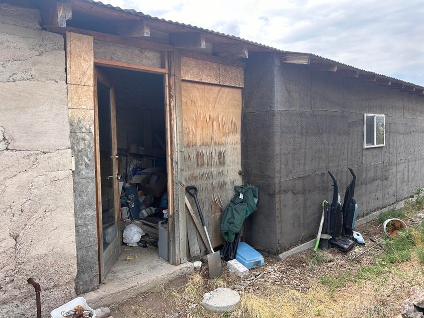 A remote “prepper’s paradise” packed with survival gear is up for £186,000, offering a fortified bunker-style home on 25 acres ready for life off the grid.