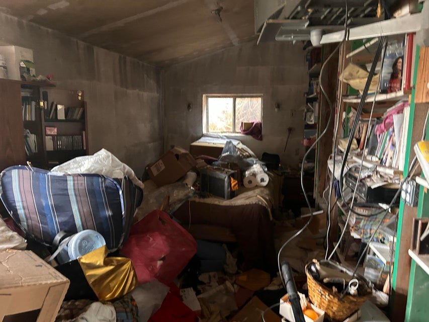 A remote “prepper’s paradise” packed with survival gear is up for £186,000, offering a fortified bunker-style home on 25 acres ready for life off the grid.