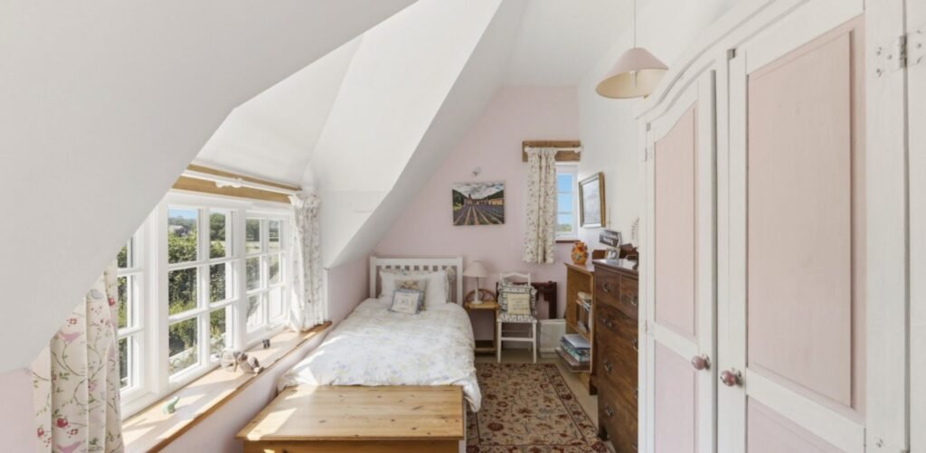 A £650,000 Somerset cottage is turning heads for all the wrong reasons - eagle-eyed house hunters spotted a fully functioning toilet sitting in the middle of the downstairs study.