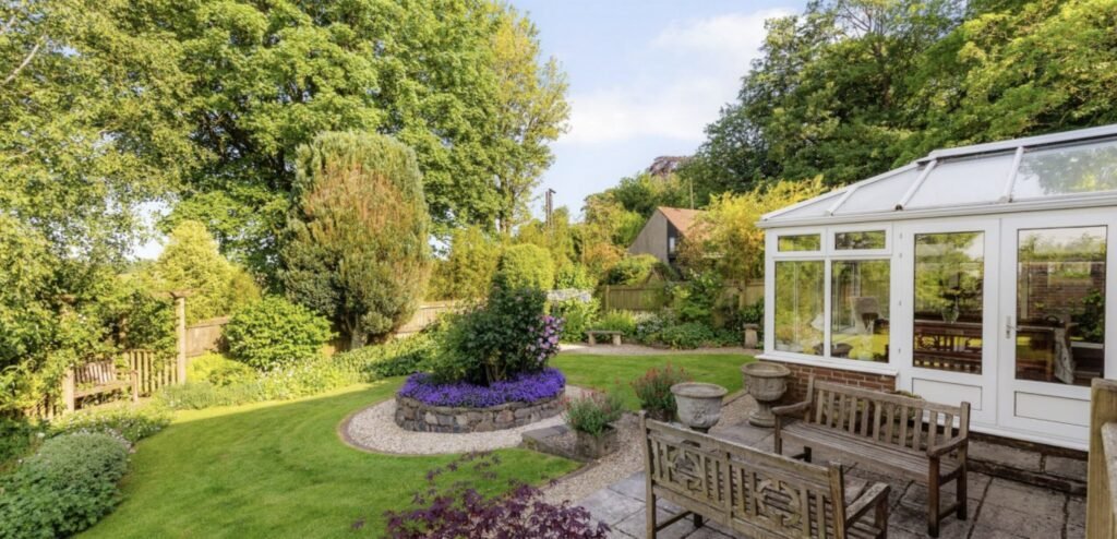 A £650,000 Somerset cottage is turning heads for all the wrong reasons - eagle-eyed house hunters spotted a fully functioning toilet sitting in the middle of the downstairs study.