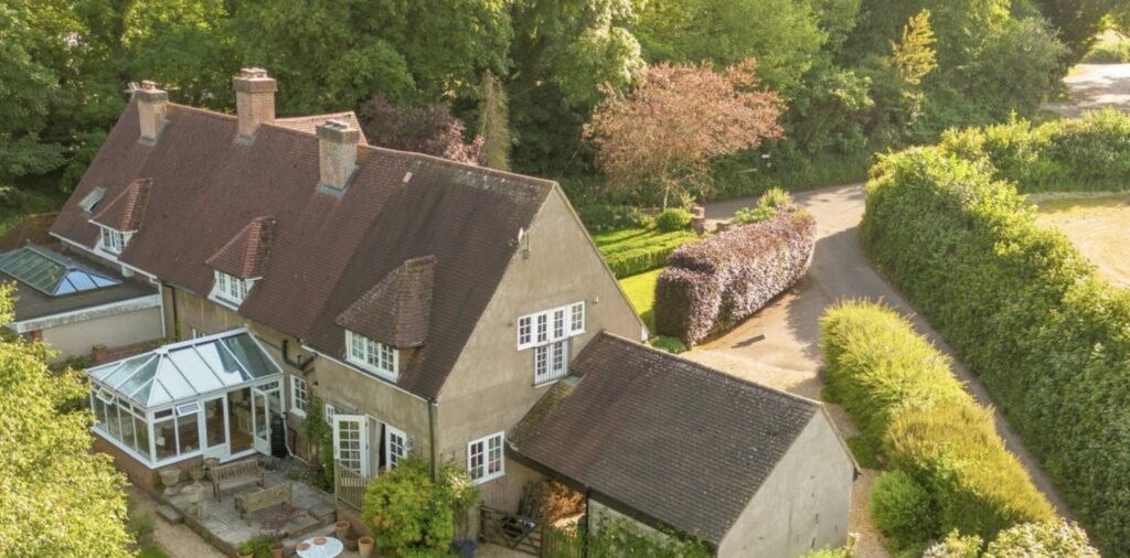 A £650,000 Somerset cottage is turning heads for all the wrong reasons - eagle-eyed house hunters spotted a fully functioning toilet sitting in the middle of the downstairs study.