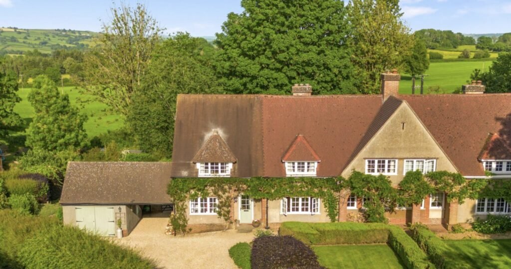 A £650,000 Somerset cottage is turning heads for all the wrong reasons - eagle-eyed house hunters spotted a fully functioning toilet sitting in the middle of the downstairs study.
