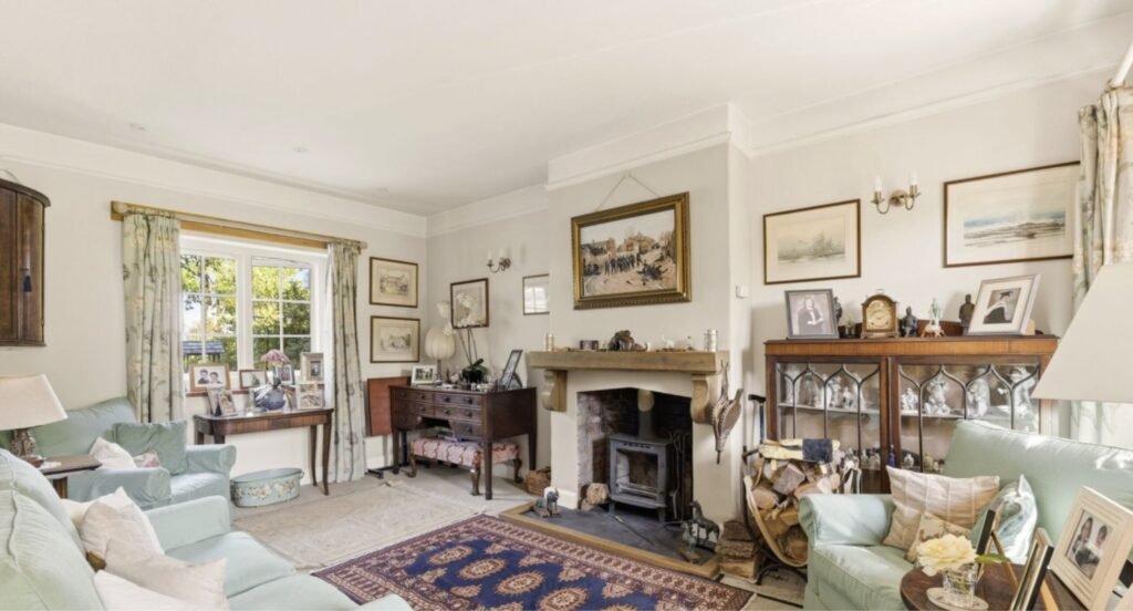 A £650,000 Somerset cottage is turning heads for all the wrong reasons - eagle-eyed house hunters spotted a fully functioning toilet sitting in the middle of the downstairs study.