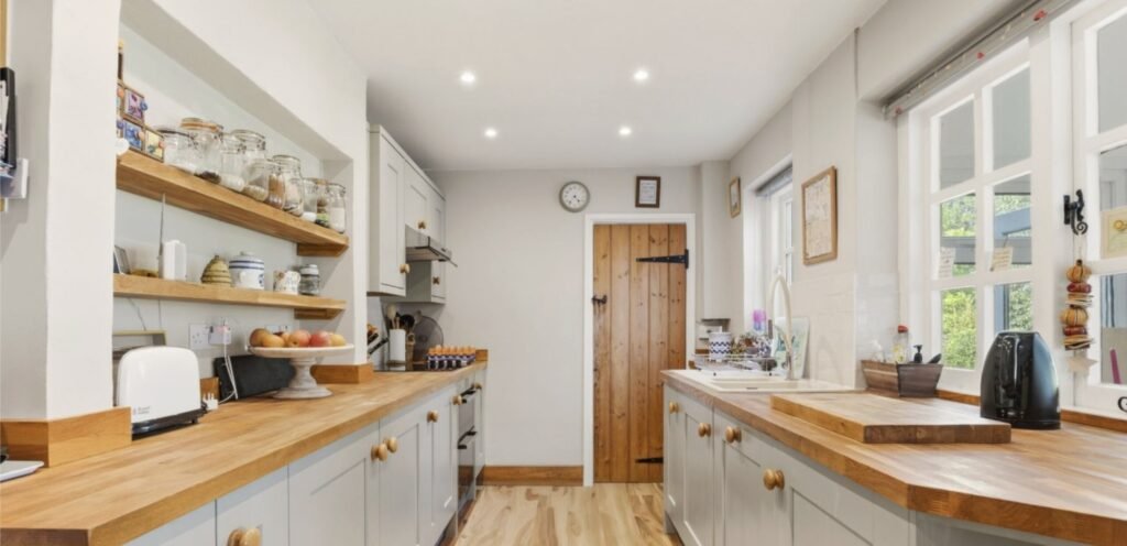 A £650,000 Somerset cottage is turning heads for all the wrong reasons - eagle-eyed house hunters spotted a fully functioning toilet sitting in the middle of the downstairs study.