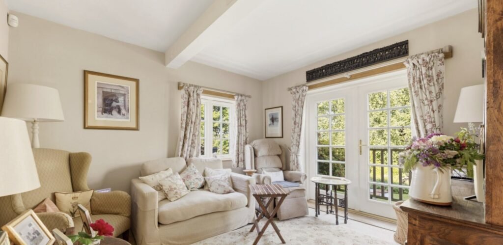 A £650,000 Somerset cottage is turning heads for all the wrong reasons - eagle-eyed house hunters spotted a fully functioning toilet sitting in the middle of the downstairs study.