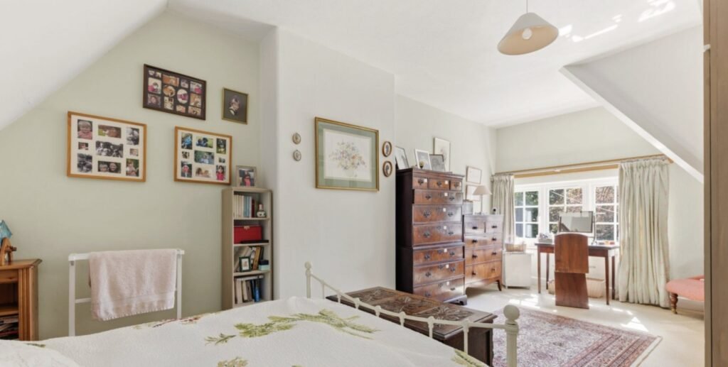 A £650,000 Somerset cottage is turning heads for all the wrong reasons - eagle-eyed house hunters spotted a fully functioning toilet sitting in the middle of the downstairs study.