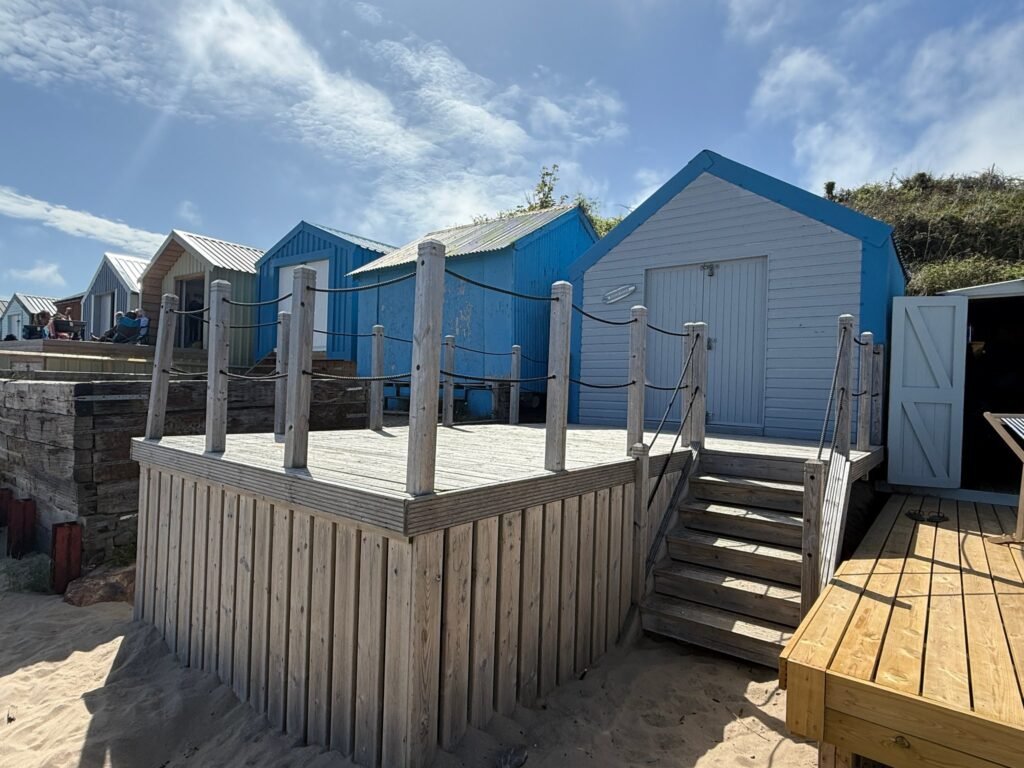 A basic beach hut with no power or running water has gone on sale for £200,000 in Wales - nearly the same price as the average semi-detached home, leaving buyers stunned.