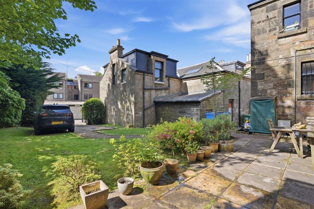 A Victorian flat on the market for £500,000 in Scotland comes with a rather unusual feature - a downstairs loo that appears to double as a fully stocked wine cellar.