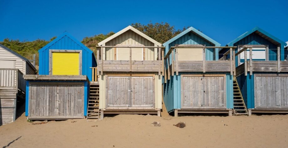 An end-of-summer beach hut has gone on sale for an eye-watering £210,000 - almost as much as the average semi-detached home in Wales, but it does have solar power.