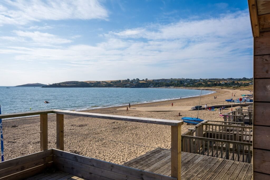 An end-of-summer beach hut has gone on sale for an eye-watering £210,000 - almost as much as the average semi-detached home in Wales, but it does have solar power.