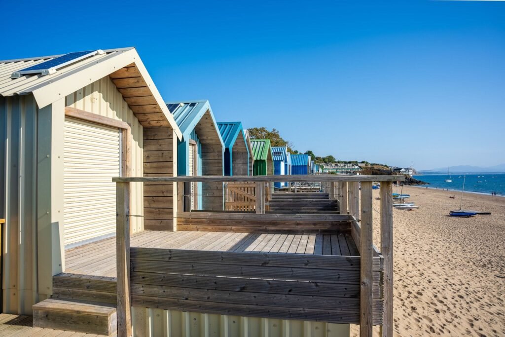 An end-of-summer beach hut has gone on sale for an eye-watering £210,000 - almost as much as the average semi-detached home in Wales, but it does have solar power.