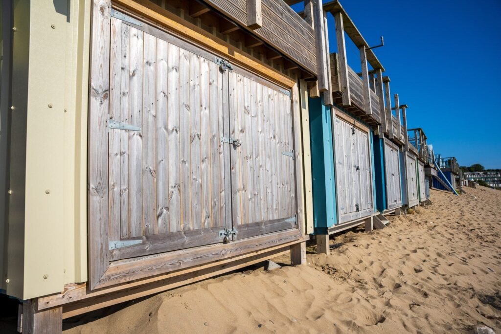 An end-of-summer beach hut has gone on sale for an eye-watering £210,000 - almost as much as the average semi-detached home in Wales, but it does have solar power.