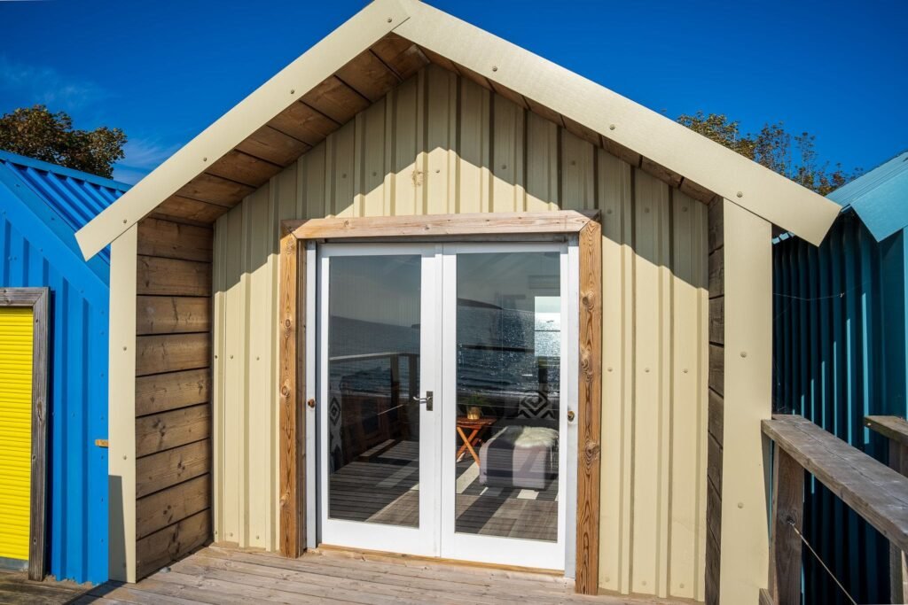 An end-of-summer beach hut has gone on sale for an eye-watering £210,000 - almost as much as the average semi-detached home in Wales, but it does have solar power.