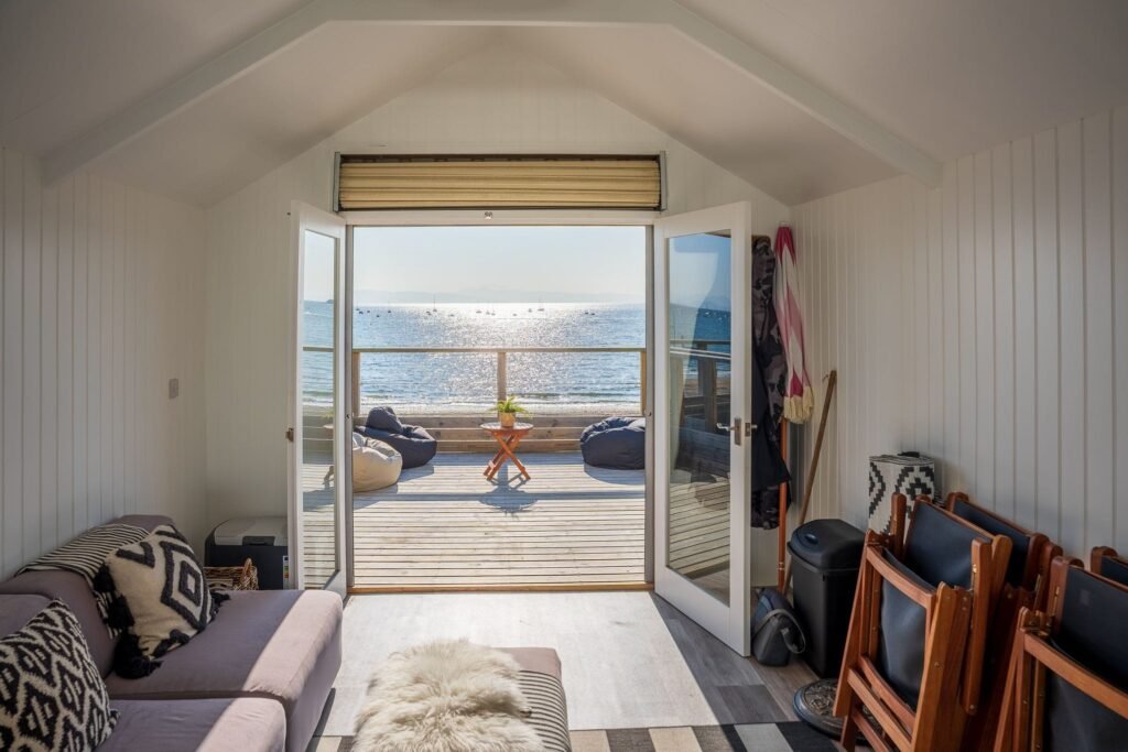 An end-of-summer beach hut has gone on sale for an eye-watering £210,000 - almost as much as the average semi-detached home in Wales, but it does have solar power.