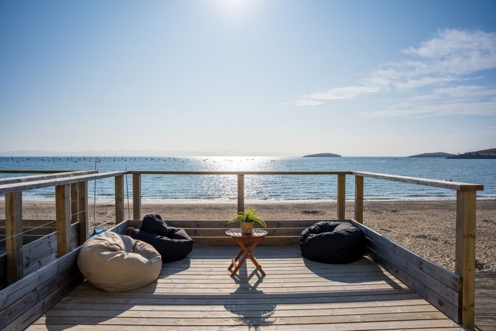 An end-of-summer beach hut has gone on sale for an eye-watering £210,000 - almost as much as the average semi-detached home in Wales, but it does have solar power.