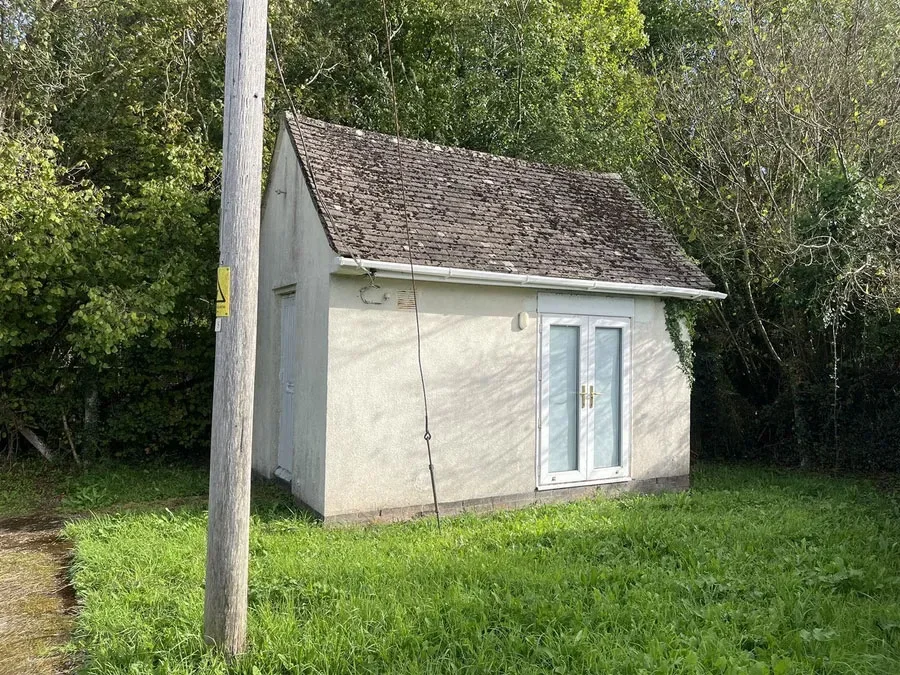 England’s “smallest home” sitting beside a busy road and measuring just 10ft by 10ft has gone on sale for £27,000. The windowless building measures just 10ft by 10ft.