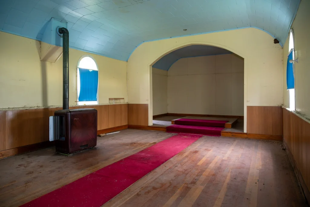 Explore the eerie ghost town of Solsgirth, Manitoba, where just three families remain. See abandoned churches, empty homes, and a settlement frozen in time since 2002.